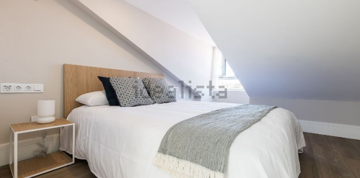 Con espacio para una cama grande y una mesilla