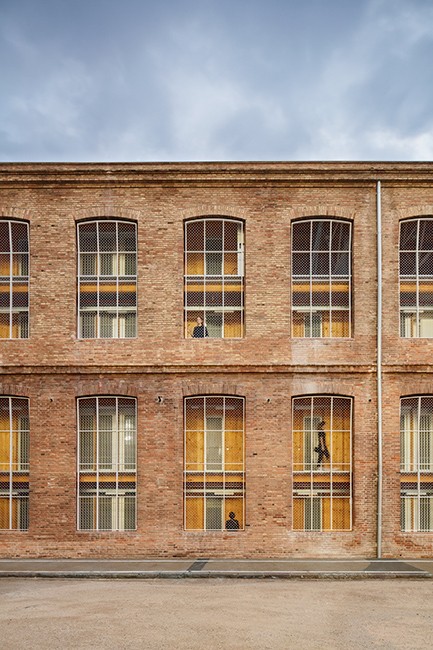 Cómo reconvertir una nave industrial en una vivienda sin dejar de escribir los renglones de su historia