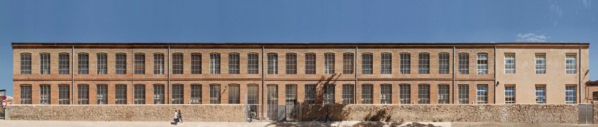 Cómo reconvertir una nave industrial en una vivienda sin dejar de escribir los renglones de su historia