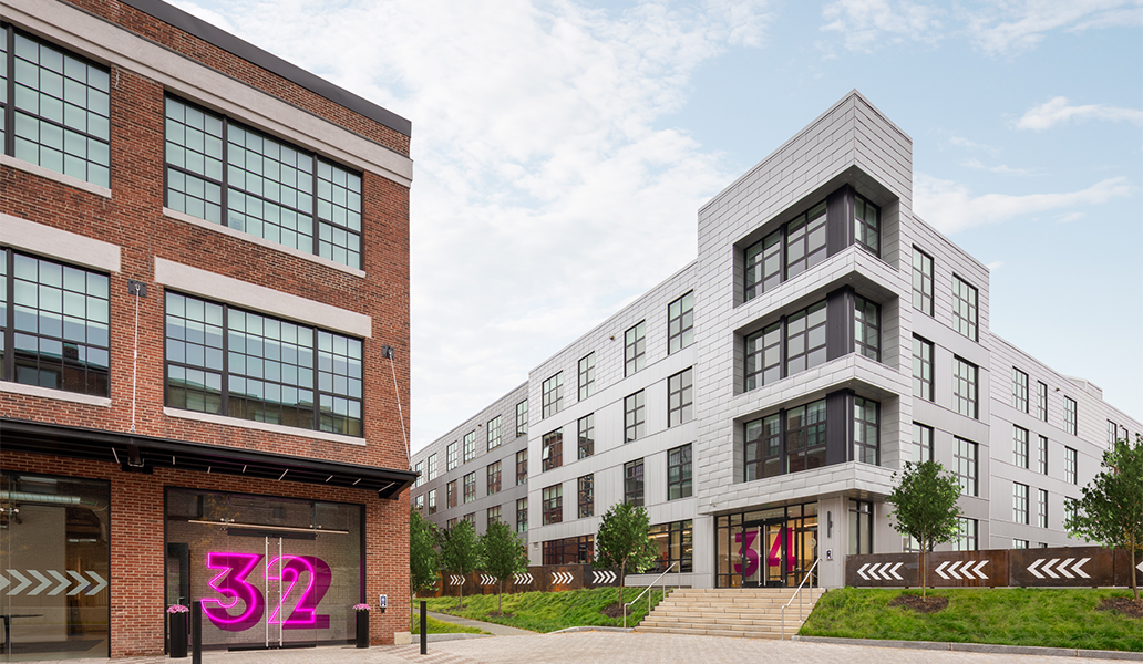 Se encuentra en el histórico barrio de Charlestown