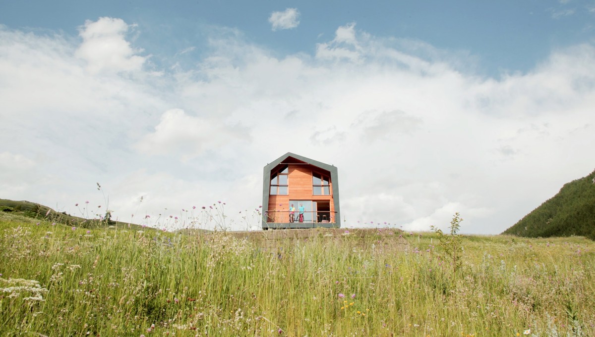 Una casa prefabricada de diseño minimalista que se esconde en un lugar recóndito de Italia