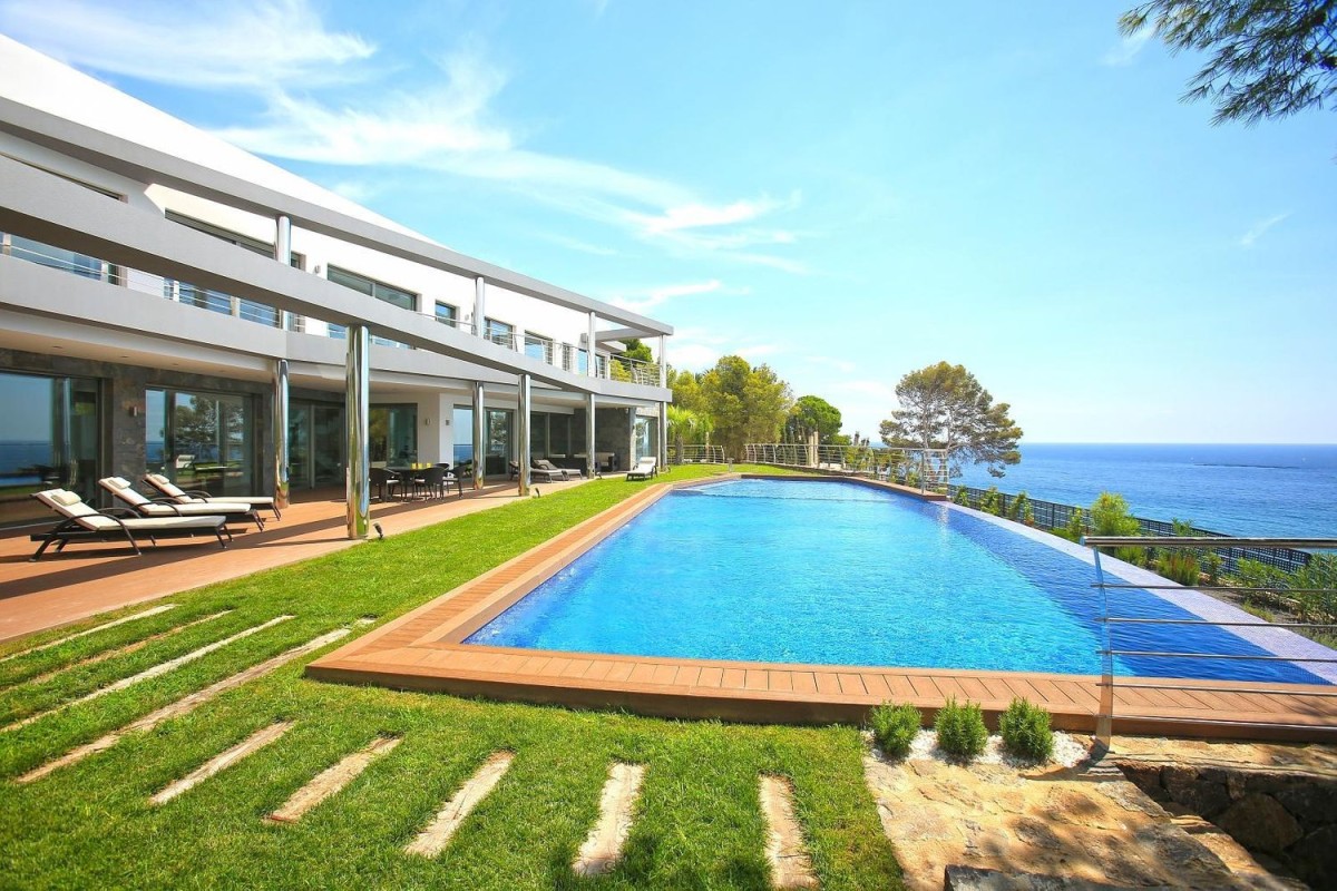 L'ampio giardino si affaccia sul mare