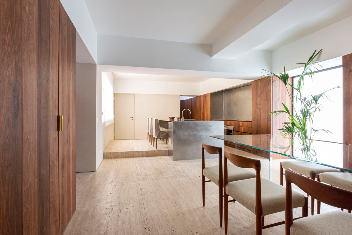 La cucina/sala da pranzo, rivestita in legno