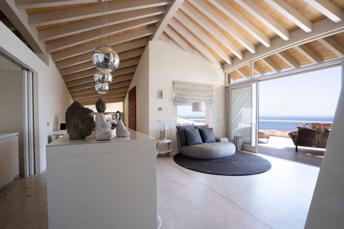 A sala de estar que dá para o terraço