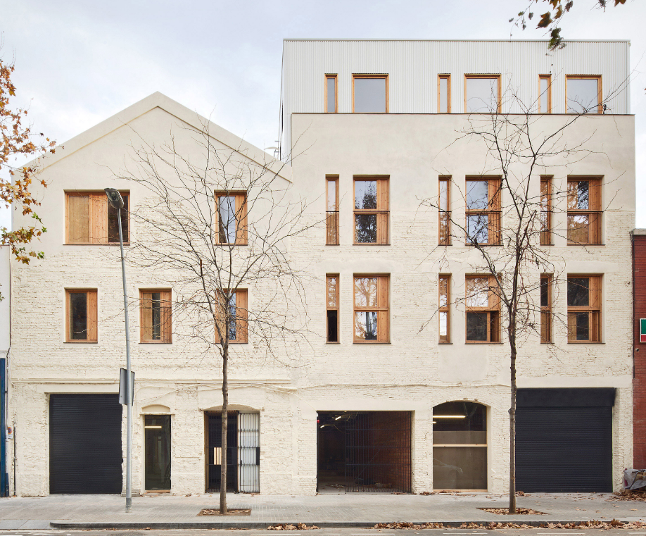 Cómo reconvertir una nave industrial en una vivienda sin dejar de escribir los renglones de su historia