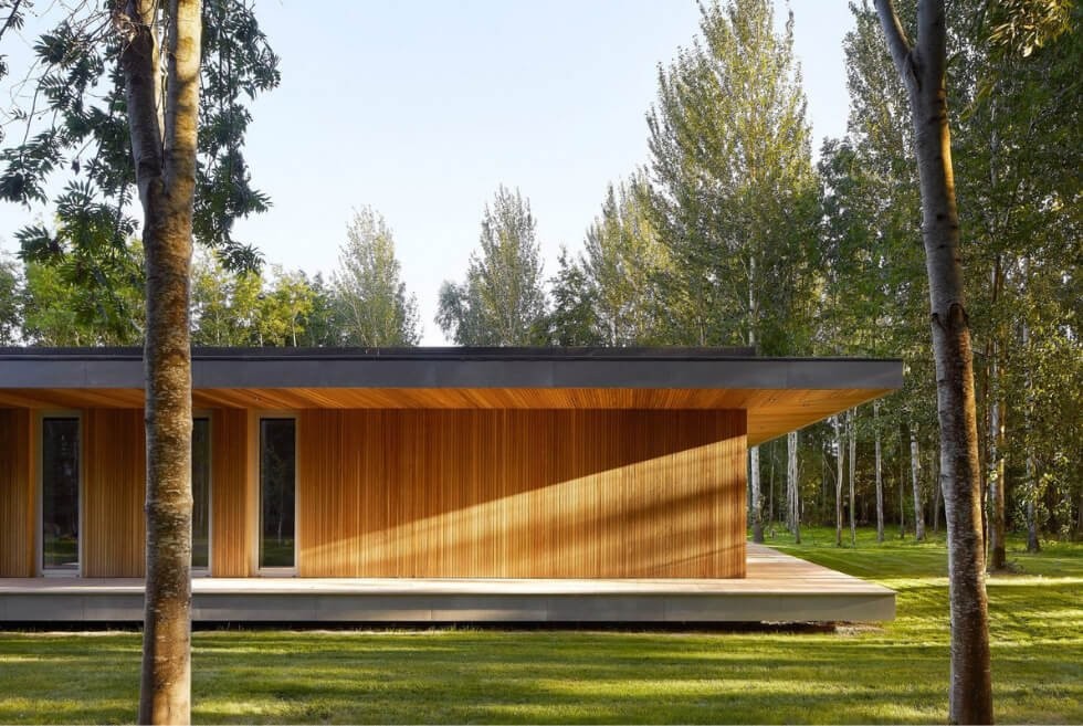 Es una casa de madera de diseño
