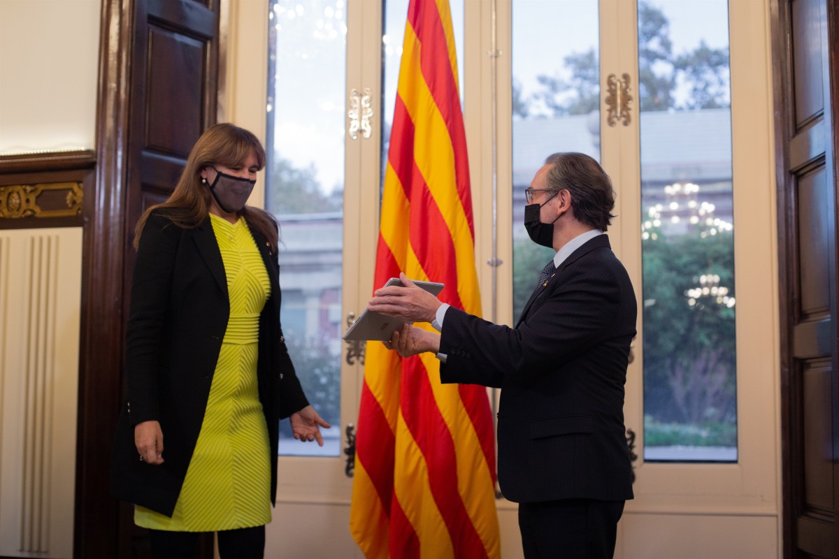 La presidenta del Parlament, Laura Borràs, recibe el proyecto de Presupuestos de la Generalitat de 2022 