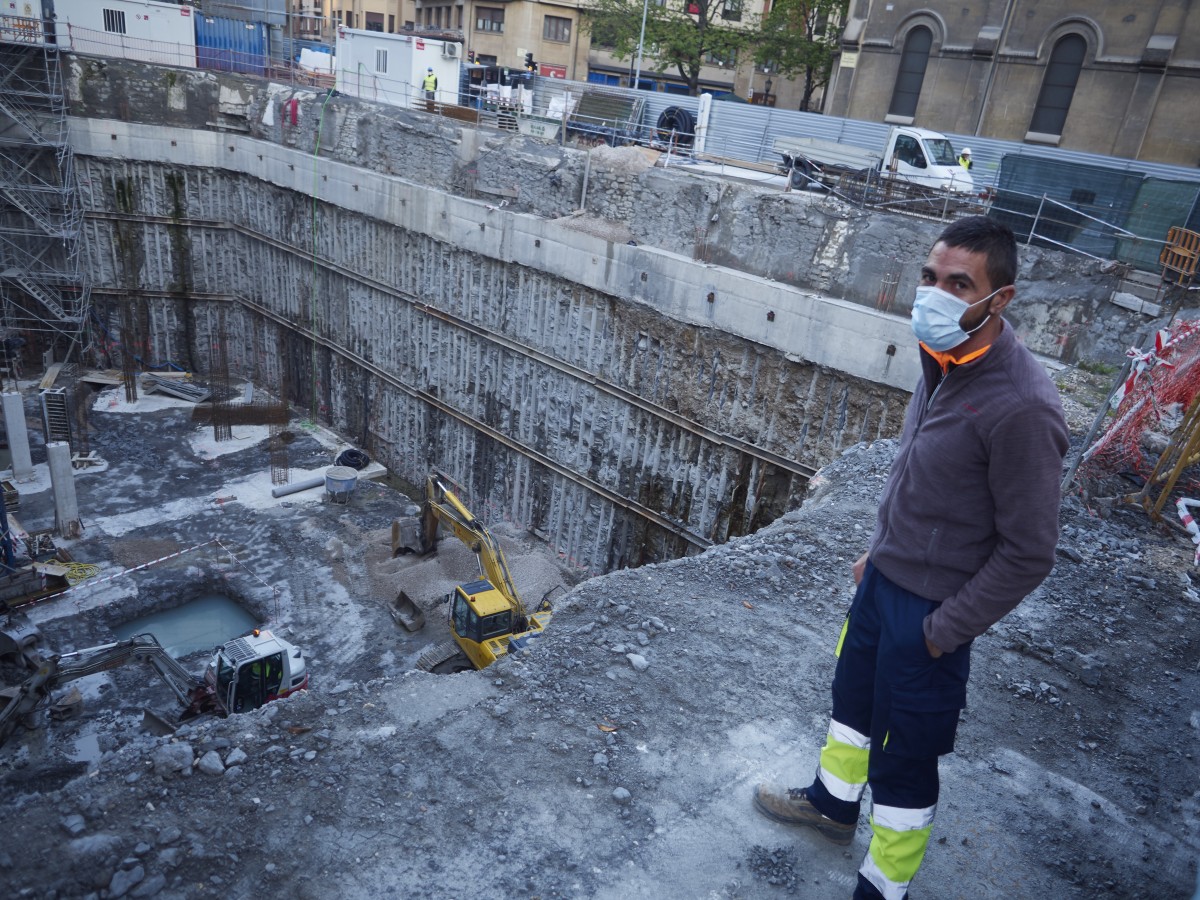 Un trabajador de la construcción trabajando en una obra