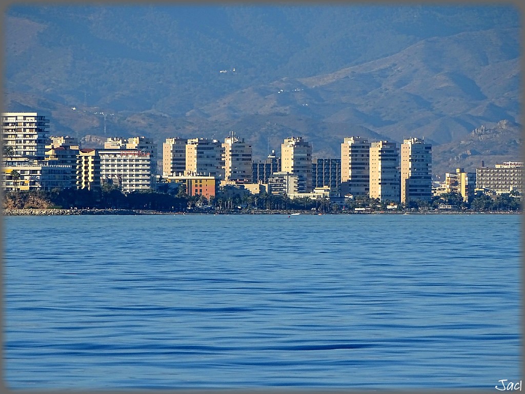 Desokupado un edificio de 14 viviendas en Torremolinos después de 10 años de actividad ilegal