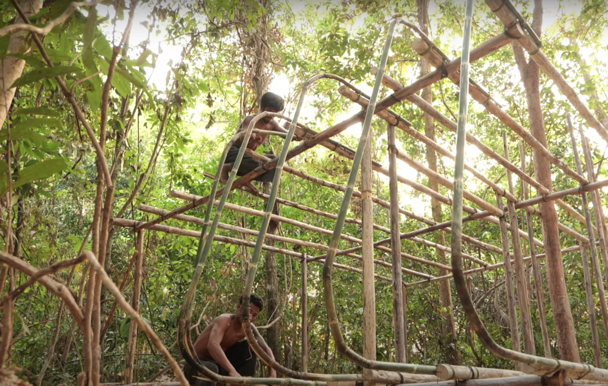 Construyen en sólo 15 días una increíble casa de bambú con salón y piscina  subterráneos — idealista/news