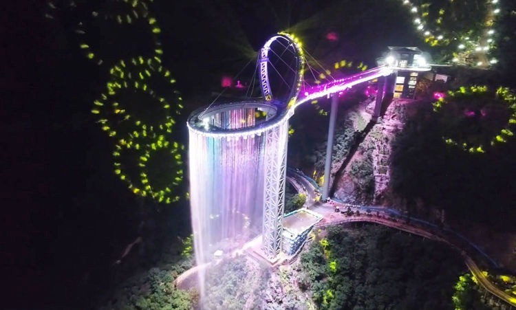 Cascada y espectáculo nocturno de luces: así es este mirador de infarto de 500 metros de altura