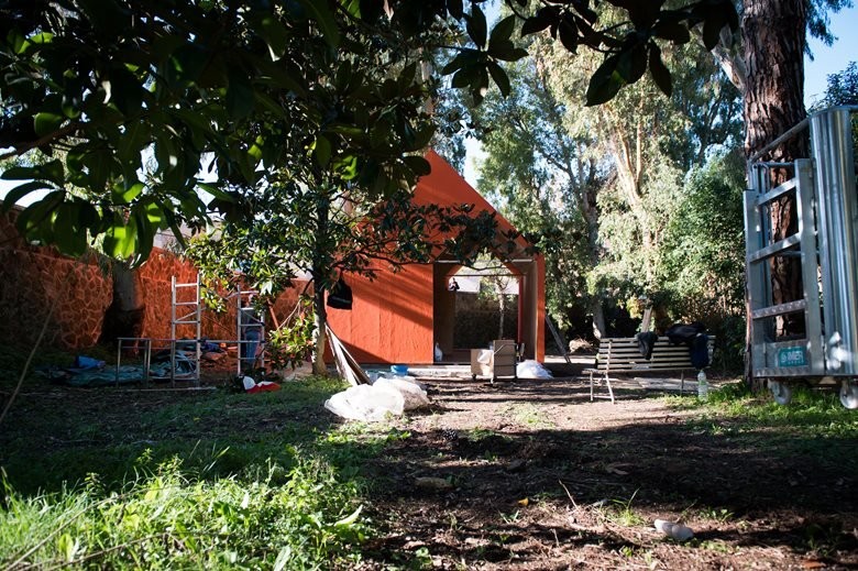 La casa, pintada en rojo