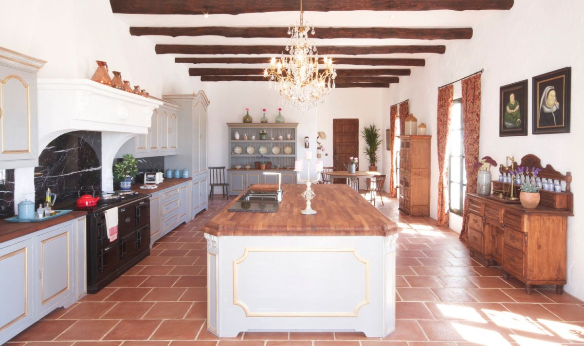 La splendida cucina della villa con un tocco rustico