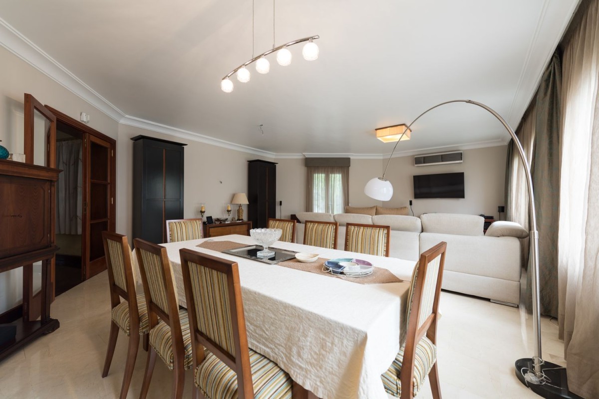 A elegante área de jantar juntamente com a sala de estar principal