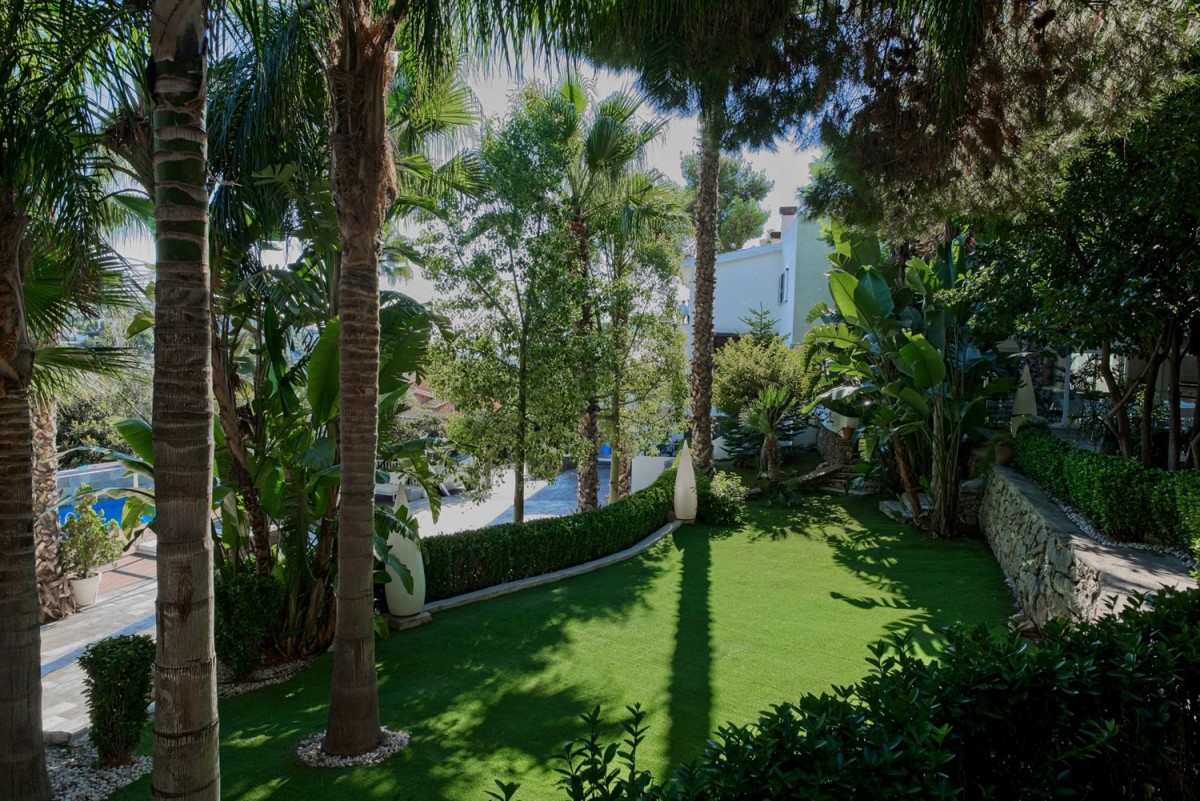 Os belos jardins que cercam a propriedade