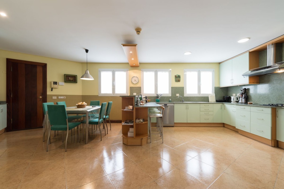 A casa tem uma cozinha espaçosa com área de estar