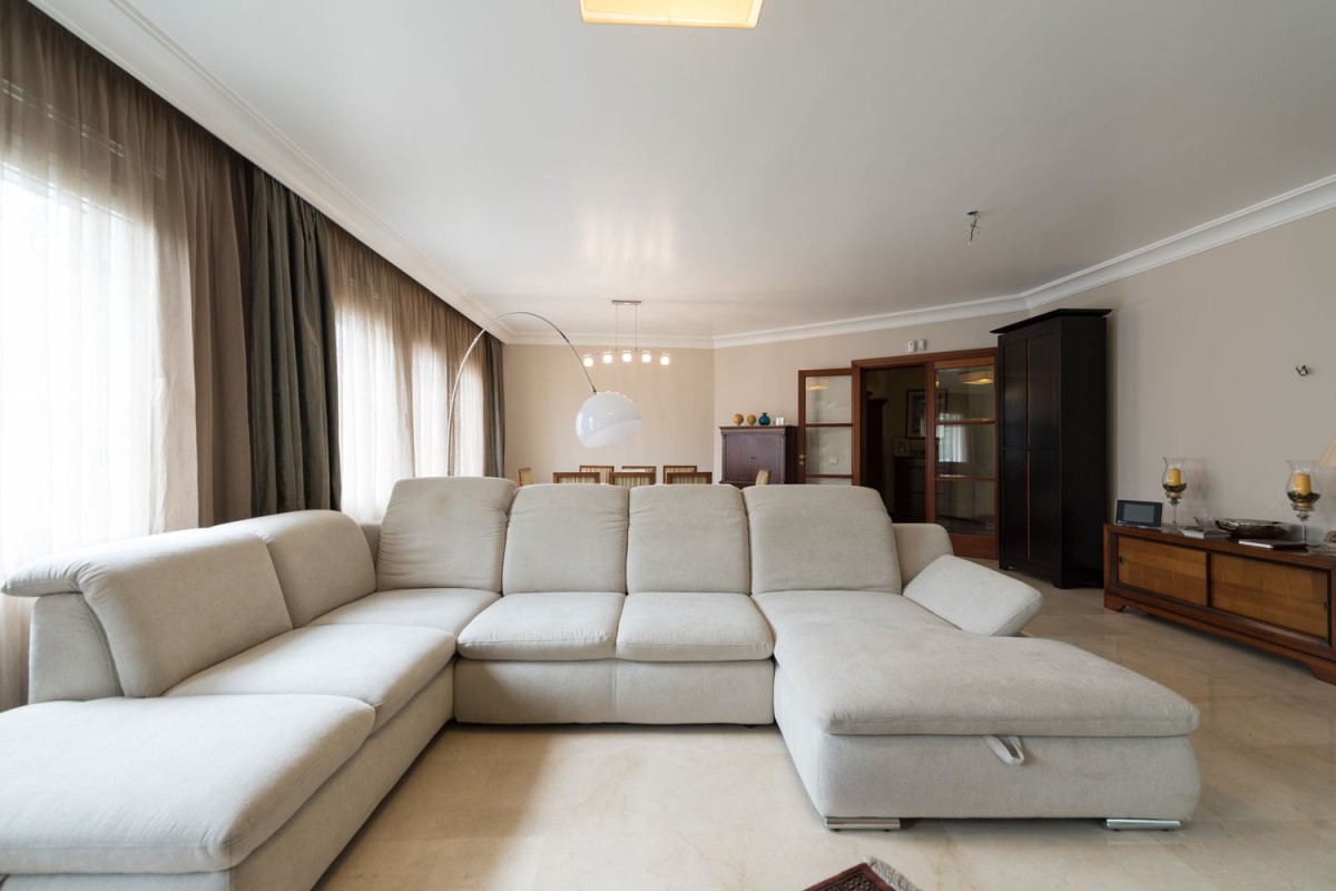 A principal área de estar da casa é inundada por luz natural