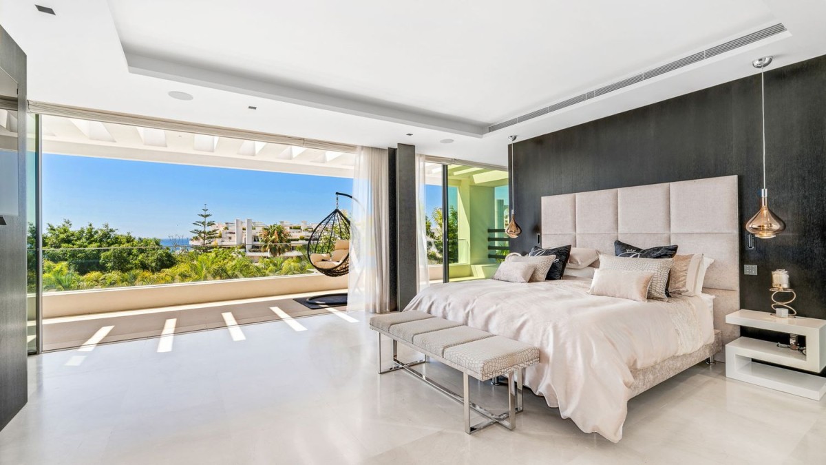 A suíte master tem acesso a um terraço deslumbrante com vista para o relvado