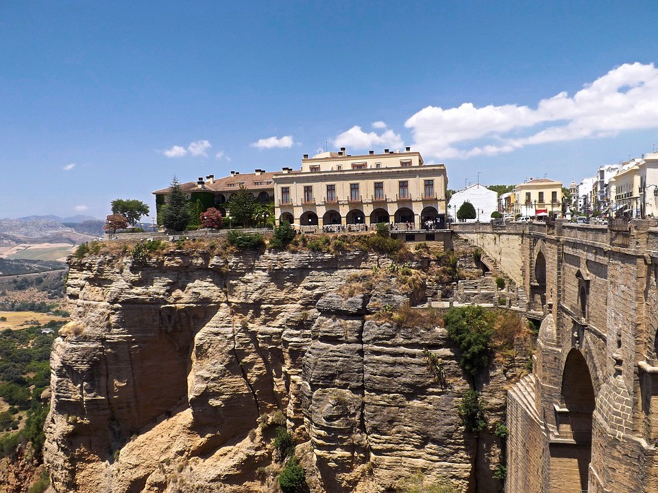 O centro histórico de Ronda situa-se acima da sua famosa queda de água