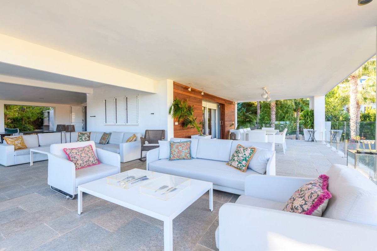 O terraço principal coberto da casa é o local perfeito para relaxar