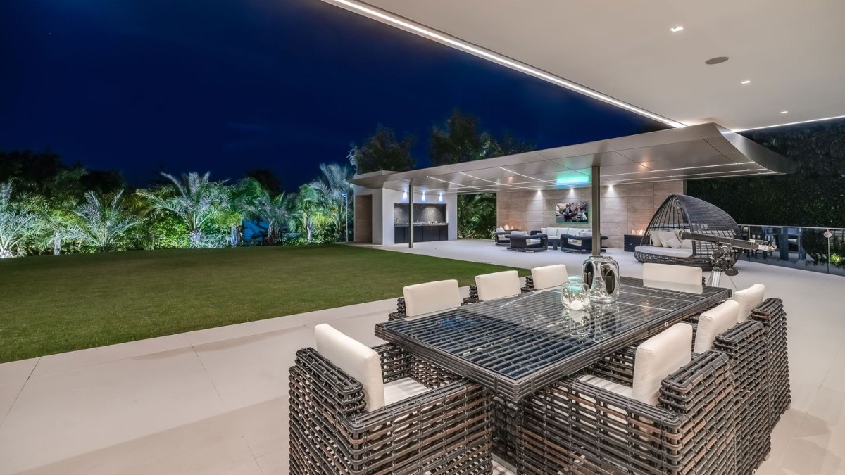 O enorme terraço da villa inclui até uma cozinha ao ar livre