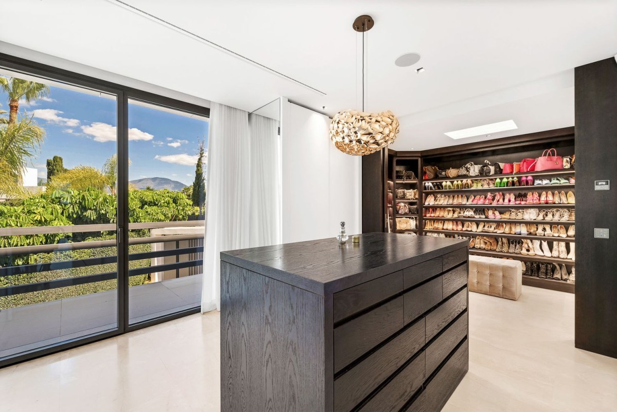 O closet da suíte master tem espaço de sobra para guardar as tuas roupas!
