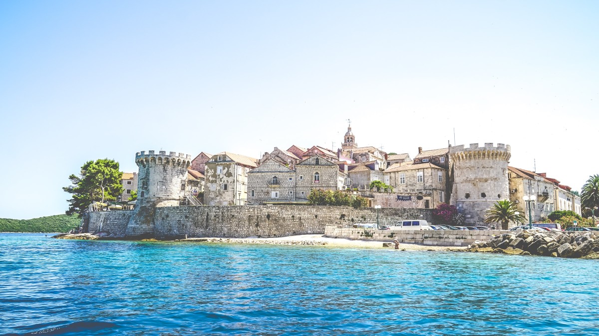 As águas cristalinas do Adriático cercam Korcula