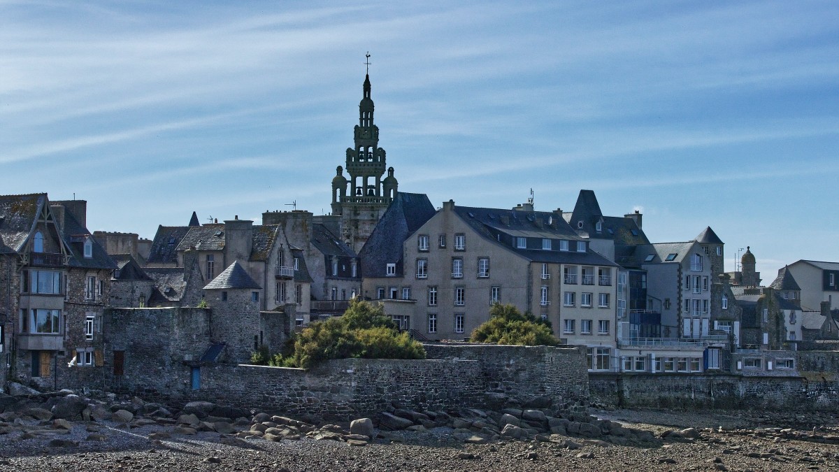 As praias pedregosas abaixo dos edifícios históricos da cidade