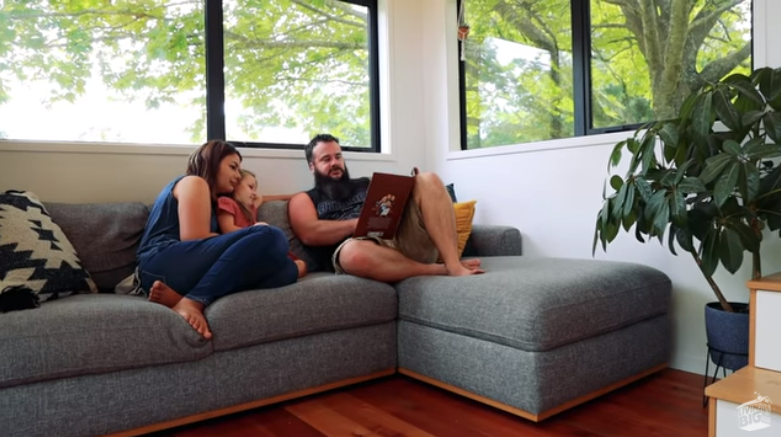 Una familia construye su propia minicasa prefabricada en el campo para escapar de la ciudad