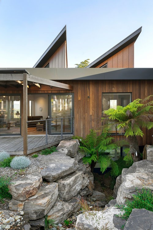 La casa está rodeada de vegetación y un arroyo