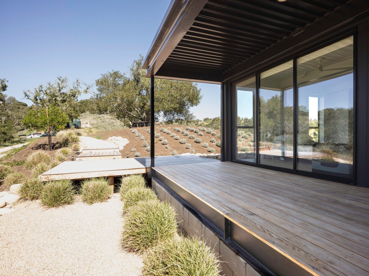 Rodea gran parte de la casa