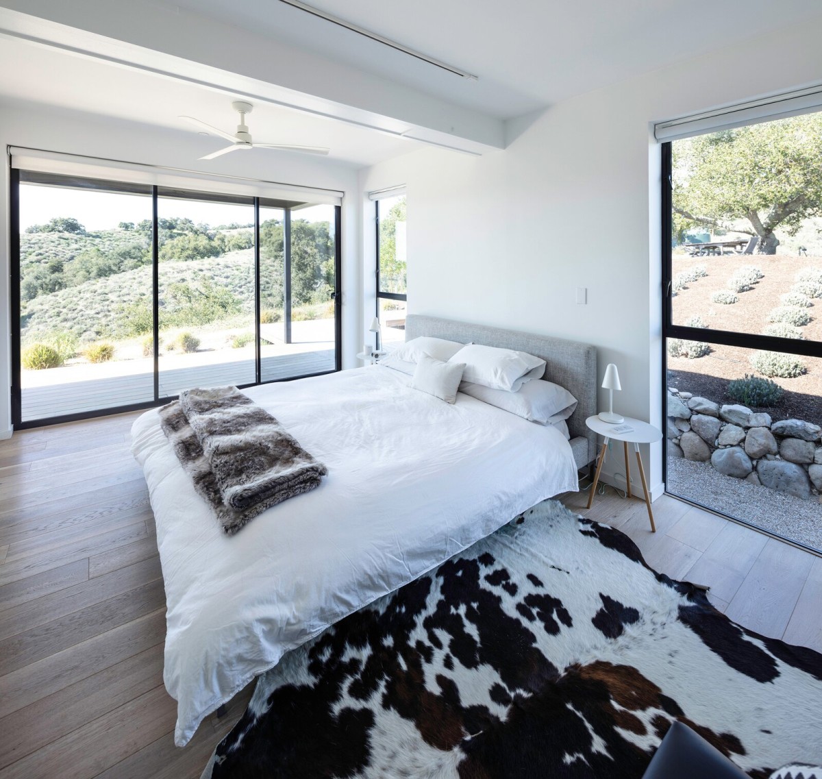 La casa tiene dos dormitorios y dos baños