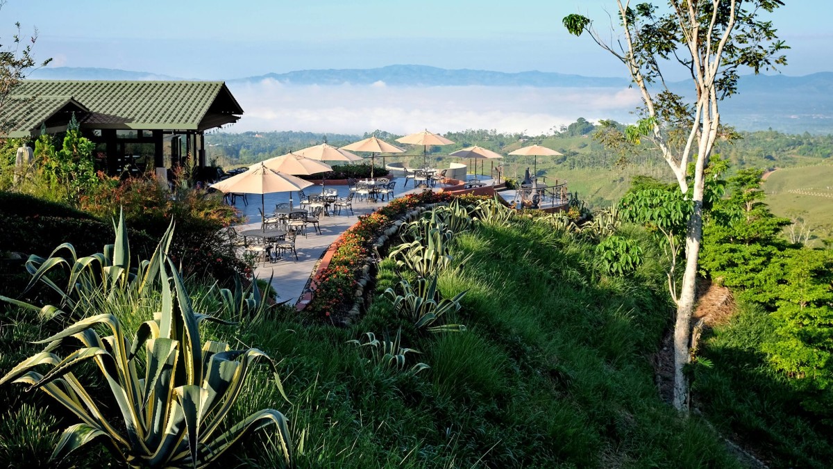 Está situado en la selva tropical de Costa Rica