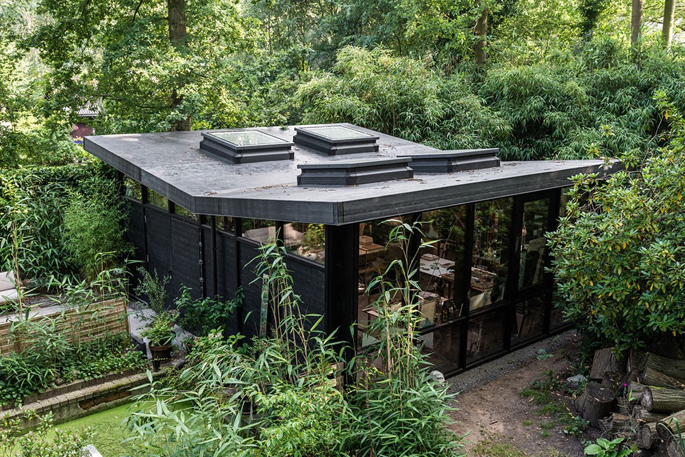 El espectacular estudio prefabricado que ha montado un artista en el jardín de su casa