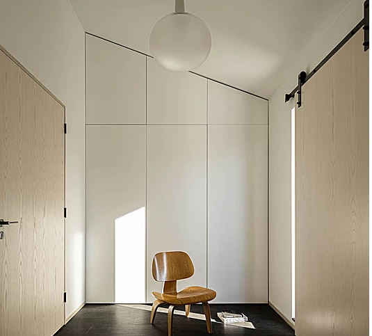 Las puertas, grandes y de madera natural