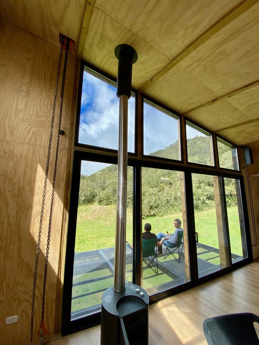 Una zona para relajarse disfrutando del entorno montañoso