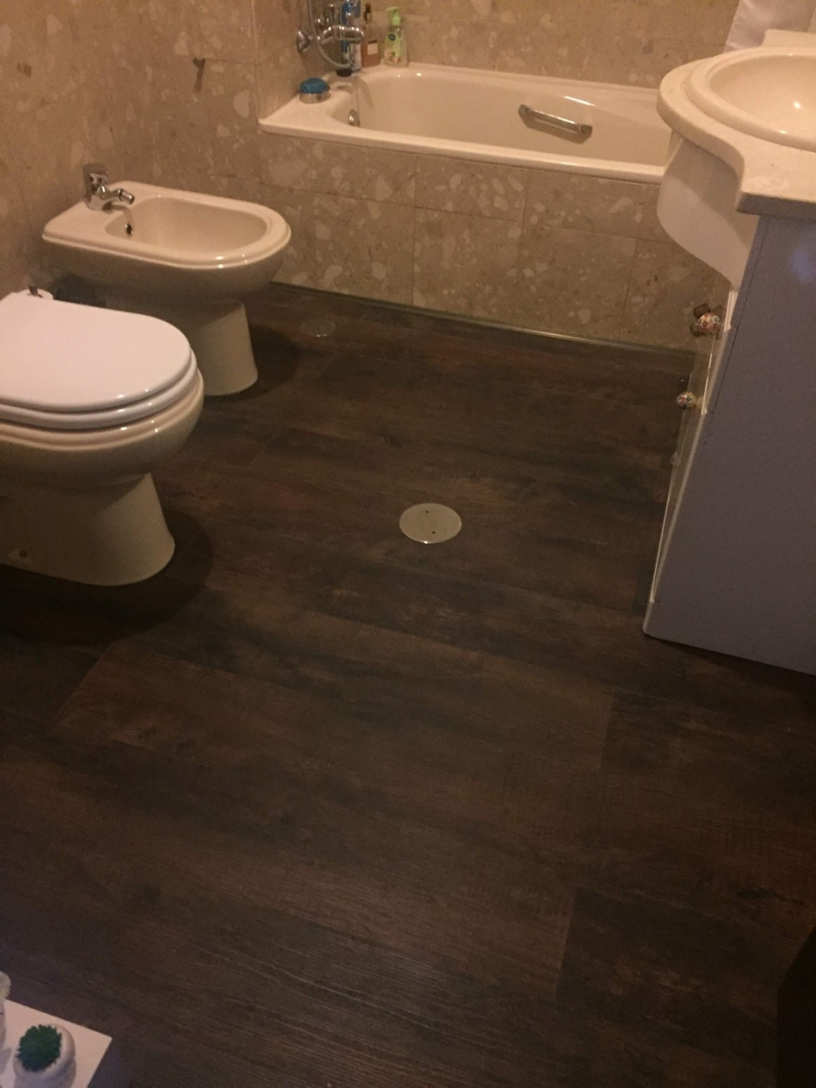 Cómo instalar suelos vinílicos para renovar tu casa de forma económica