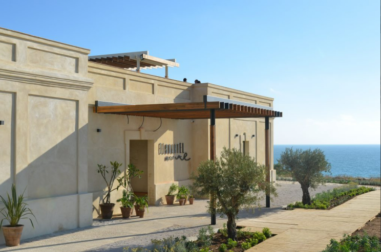 Der Eingang zum Restaurant mit Blick auf das Meer