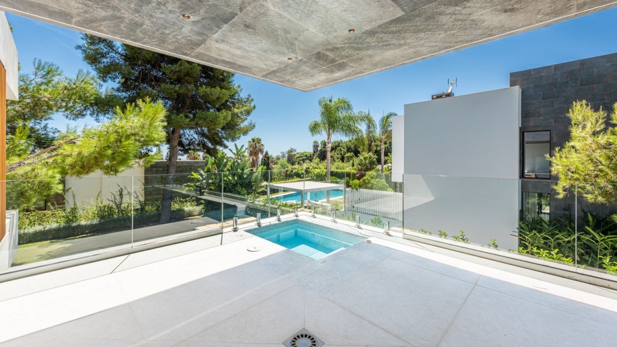 O jacuzzi fora do quarto principal tem vista para o jardim