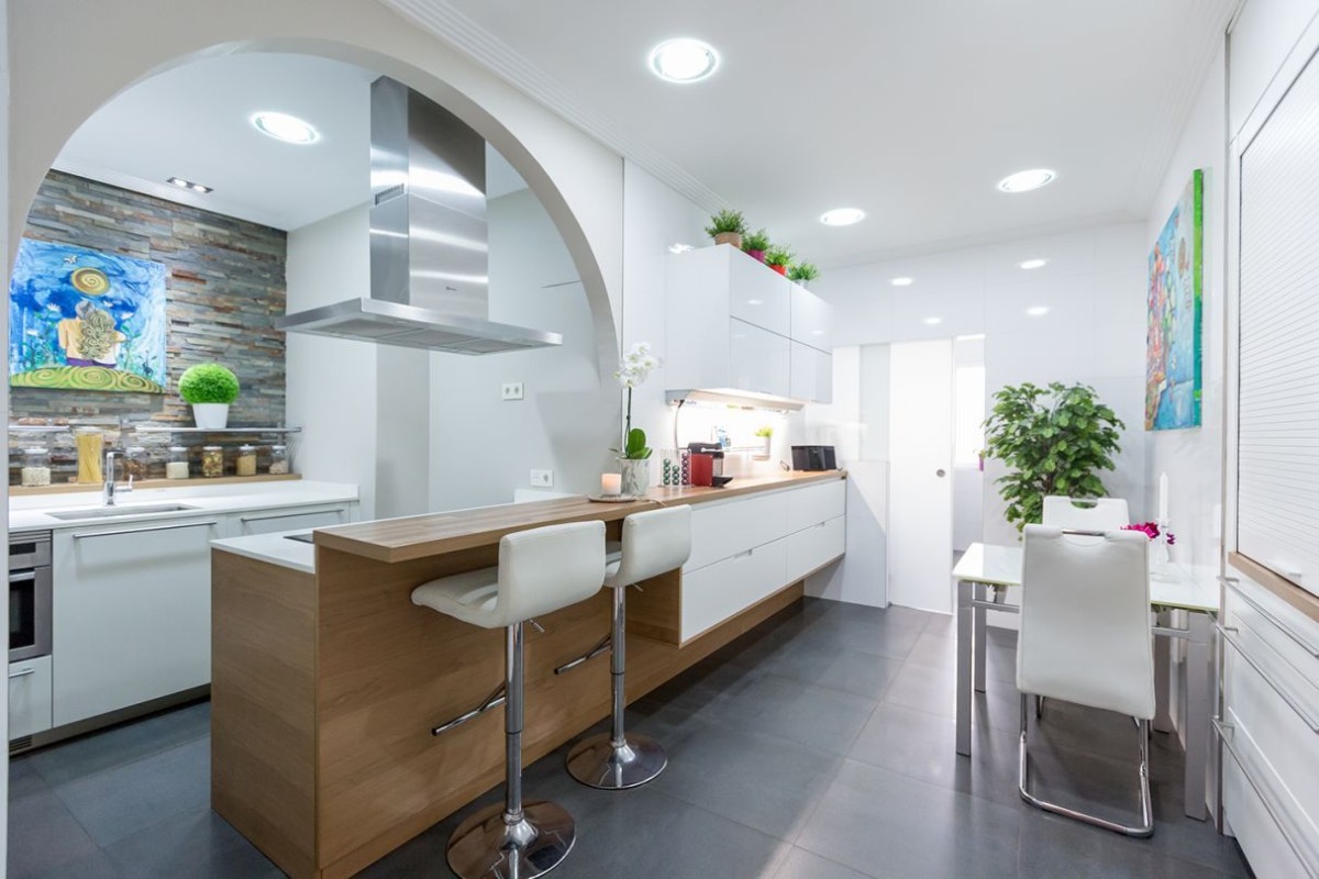 A enorme cozinha é tão iluminada quanto o resto do apartamento
