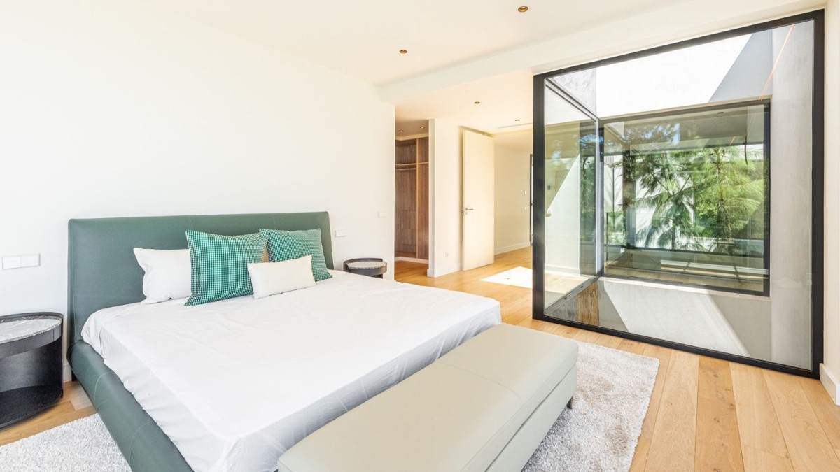 A suíte master inclui uma sala de estar e terraço