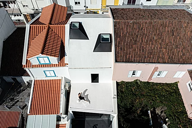 Dispone de una gran terraza exterior