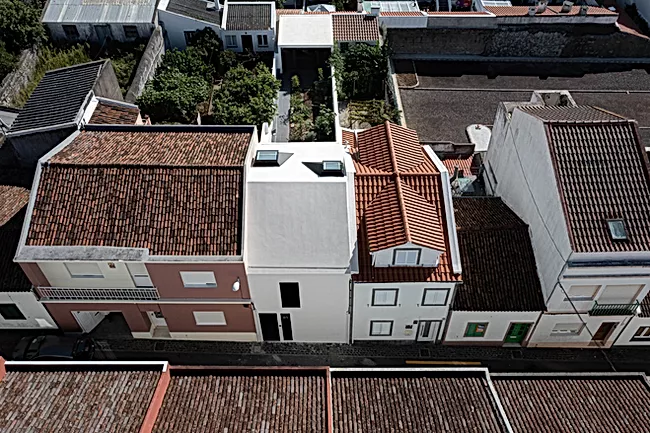 El espectacular interior de diseño que esconde esta casa con una minifachada