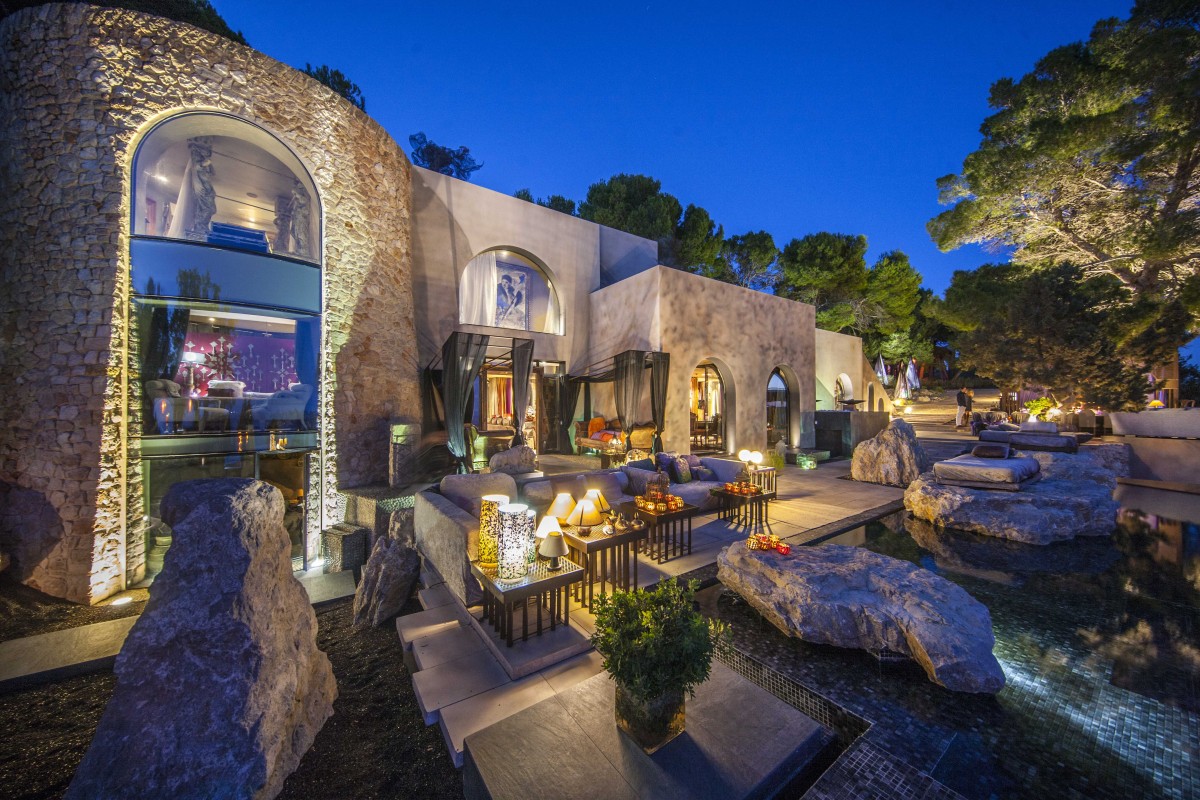 Situada sobre un acantilado en Ibiza y con un artesonado mudéjar del S.XIII: así es esta vivienda de infarto