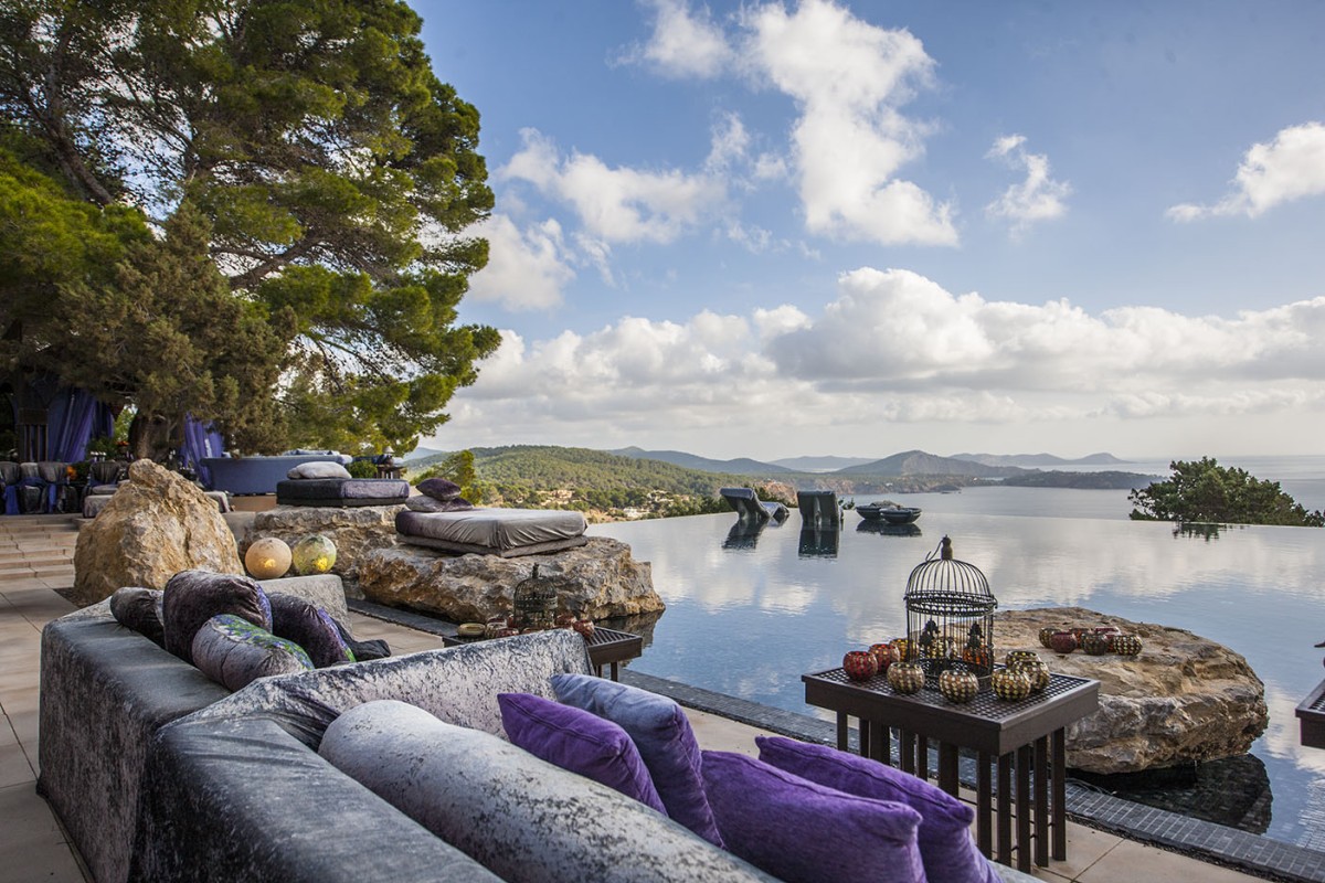 Situada sobre un acantilado en Ibiza y con un artesonado mudéjar del S.XIII: así es esta vivienda de infarto