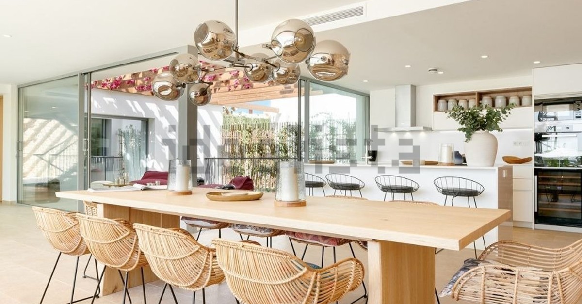 En venta esta espectacular villa situada en una de las calas más idílicas de Ibiza