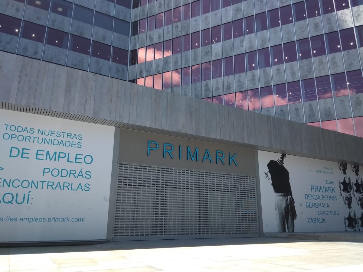 Archivo - Tienda de Primark ubicada en la Torre Bizkaia de Bilbao