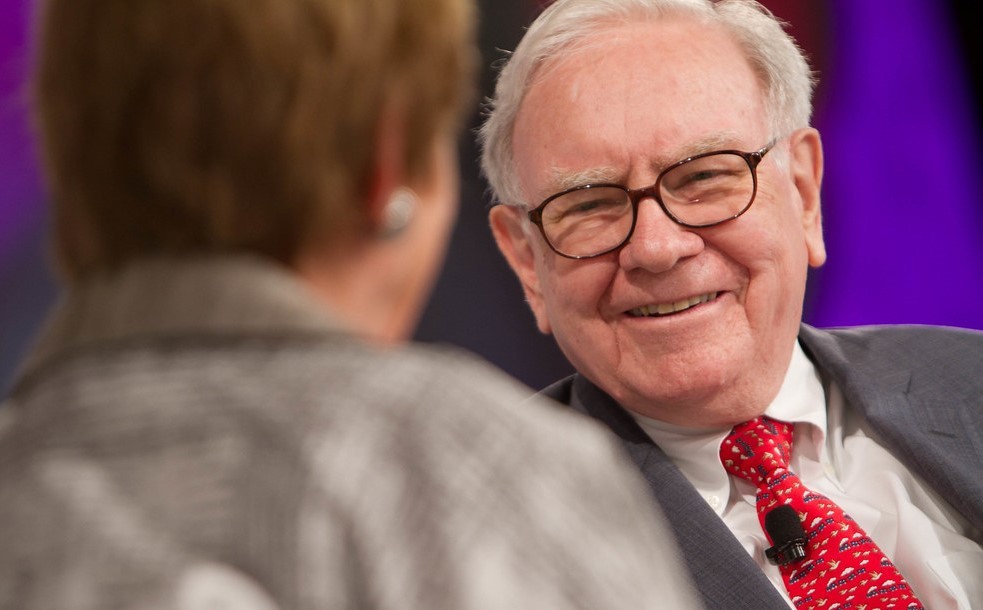 Invierte tu dinero como Warren Buffett: cuáles son sus acciones principales
