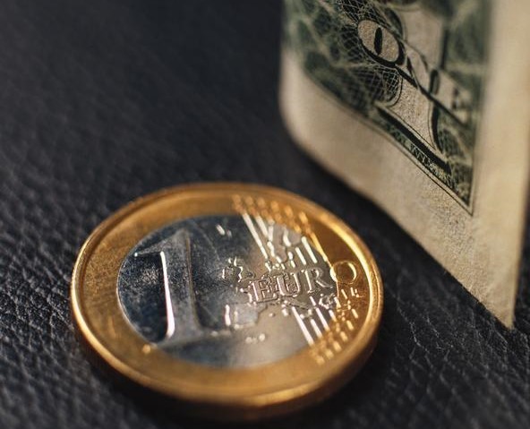 El euro cumple 20 años y apuesta por la nueva era digital