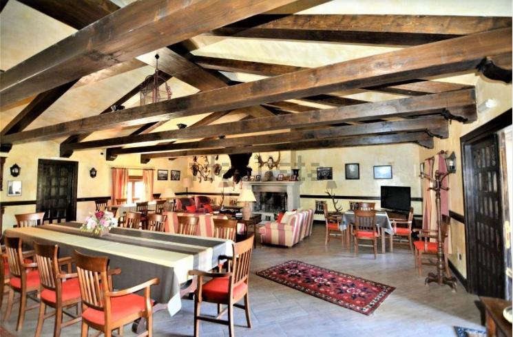 Está en un edificio de piedra extra y tiene más de 200 m2